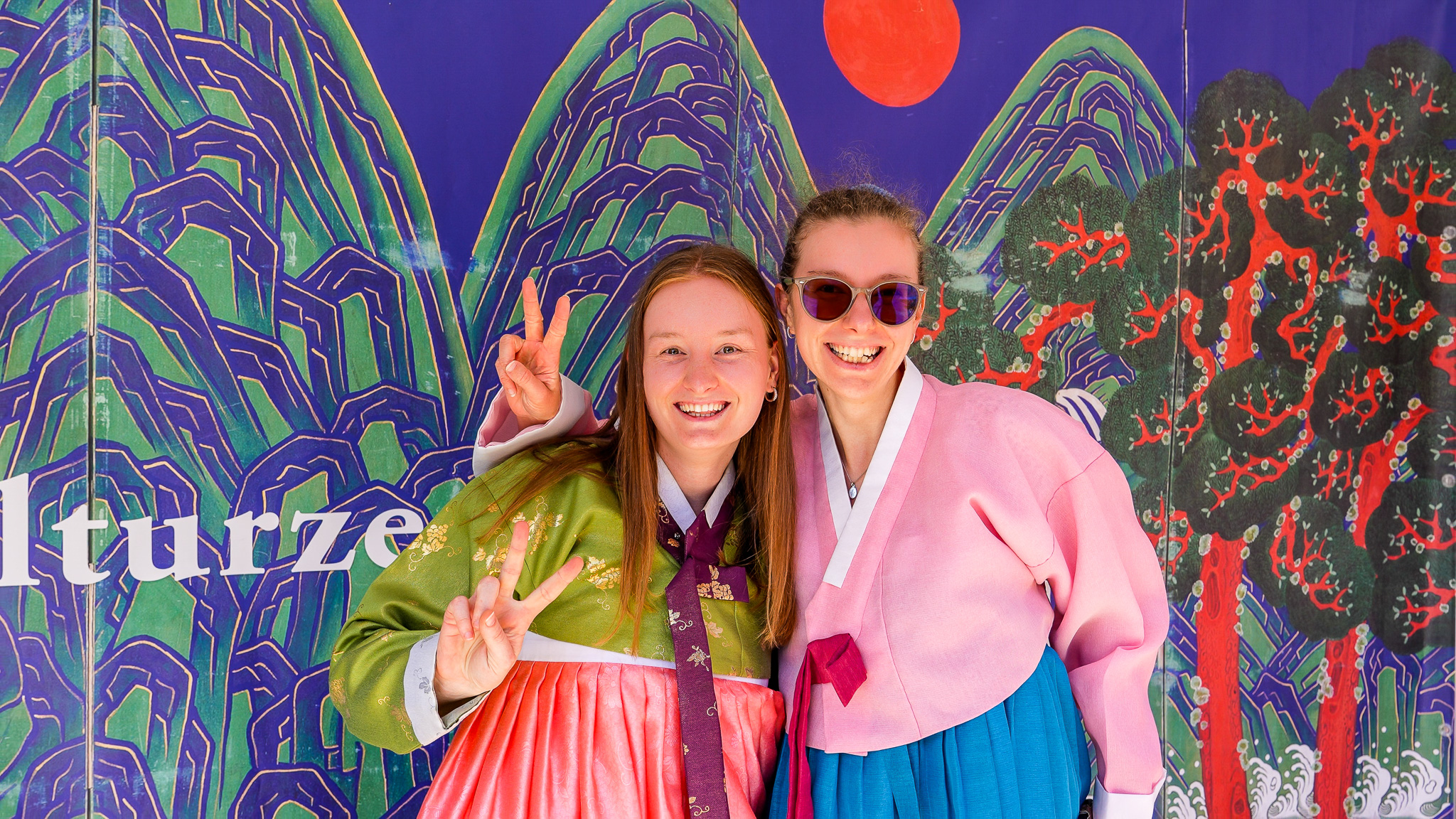 한복 입은 방문객들