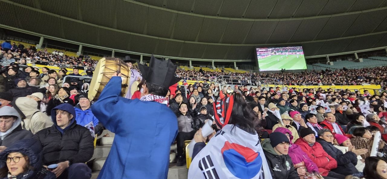 축구경기 응원단 사진 1