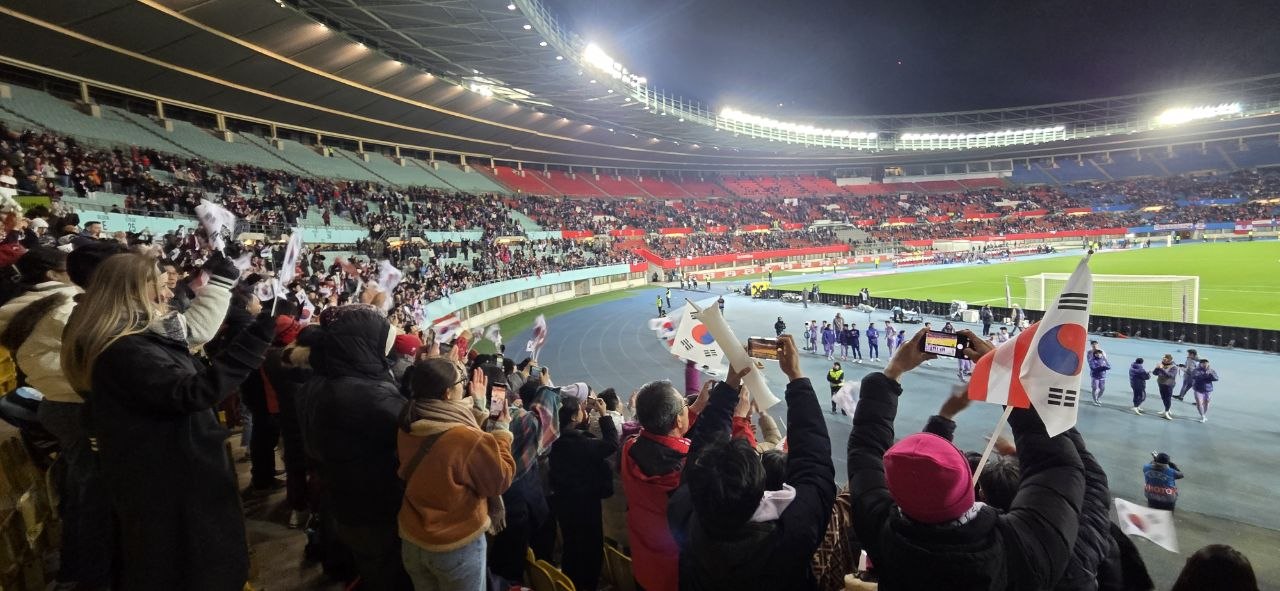 축구경기 응원단 사진 2